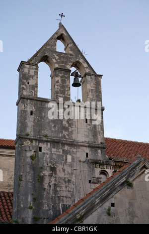 alten kroatischen Glockenturm in Stadt Korcula auf blauen Himmelshintergrund Stockfoto