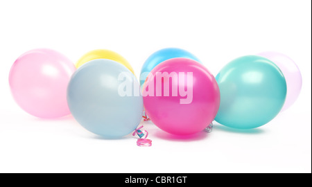 Bunte Luftballons, isoliert auf weiss. Stockfoto