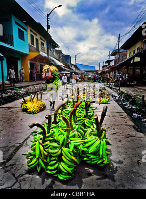 Bananen und Bananen in einer Straße im unteren Belen Iquitos am Amazonas-Fluss Stockfoto