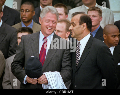 Präsident Bill Clinton spricht mit New York Yankees Baseball-Manager Joe Torre, der 1998 World Series gewinnen Yankees ins Weiße Haus 10. Juni 1999 in Washington, D.C. besucht. Stockfoto