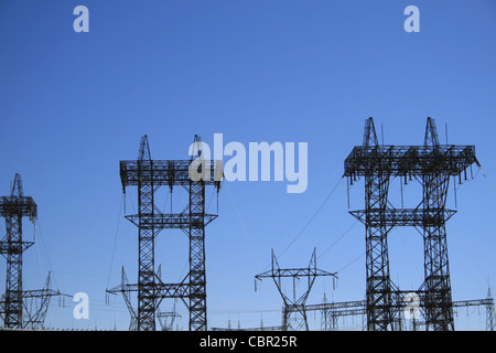 High-Power elektrische Sendemasten und Linien vor blauem Himmel Stockfoto