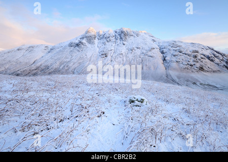 Winter-Blick auf die Langdale Pikes bedeckt Schnee im englischen Lake District, die Band am Nordwestgrat entnommen. Stockfoto