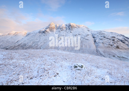 Winter-Blick auf die Langdale Pikes bedeckt Schnee im englischen Lake District, die Band am Nordwestgrat entnommen. Stockfoto