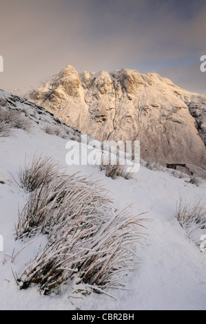 Gefrorenen Rasen und brechen stürmische Sonnenlicht auf den Langdale Pikes im Winter im englischen Lake District, Bowfell entnommen Stockfoto