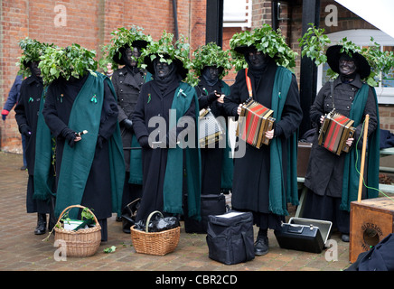 Die "Old Glory" Gruppe von Molly Männer Morris Tänzer tanzen bei Snape Maltings, Suffolk UK Stockfoto