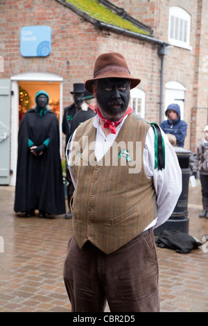 Die "Old Glory" Gruppe von Molly Männern bei Snape Maltings, Suffolk UK Stockfoto