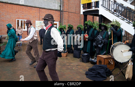 Die "Old Glory" Gruppe von Molly Männern bei Snape Maltings, Suffolk UK Stockfoto