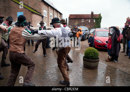 In der "Alten Herrlichkeit" Gruppe von Molly Männer Morris Dancers durchführen an den Snape Maltings, Suffolk UK Stockfoto