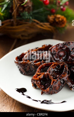 Cartellate mit Vincotto, einem traditionellen Weihnachts-Essen aus Apulien, Italien Stockfoto