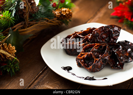 Cartellate mit Vincotto, einem traditionellen Weihnachts-Essen aus Apulien, Italien Stockfoto