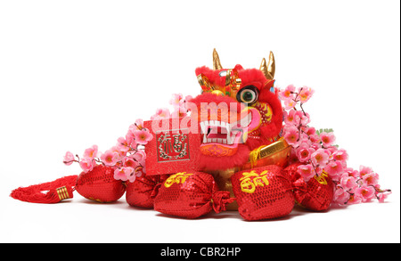 Chinese New Year Ornamente--traditionelle tanzenden Drachen, Geldtaschen und Pflaumenblüte. Stockfoto