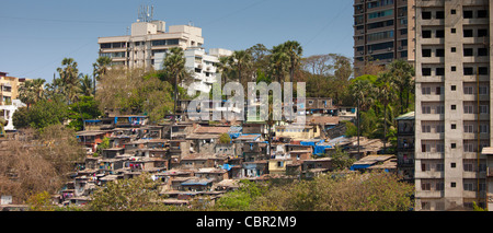 Slum-Gehäuse und Slumbewohner neben Wohnblocks in Bandra-Bereich von Mumbai, Indien von Bandra Worli Sealink Straße Stockfoto