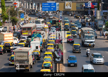 Staus auf Innenstadt Autobahn Bandra, Andheri, Santacruz und Zugang Route zum BKC Complex in Mumbai, Indien Stockfoto
