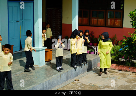 Indonesische Schüler und Lehrer in Sungaipenuh Dorf auf Sumatra Stockfoto