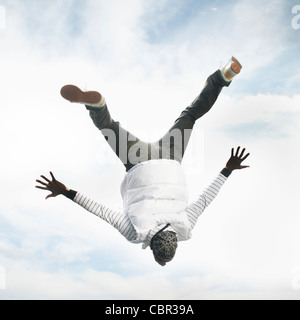 Afrikanische amerikanische Mann kopfüber in der Luft Stockfoto