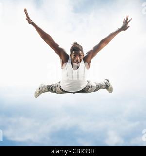 Afrikanische amerikanische Mann springt in der Luft Stockfoto
