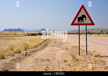 Warnzeichen für Elefanten unterwegs, Namibia Stockfoto