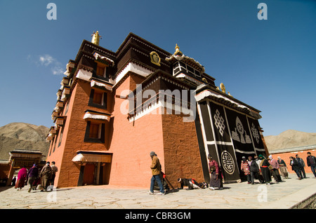 Eines der vielen Gebetshallen auf dem Gelände der Labrang Kloster. Stockfoto