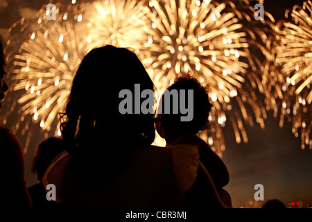 Silhouette von Mutter und Tochter beobachten Feuerwerk Stockfoto