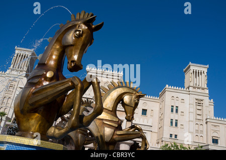 Kunstvolle Statuen von Pferden am Eingang zum Luxus Hotel Al Qasr Madinat Jumairah Resortanlage in Dubai Vereinigte Arabische Emira Stockfoto