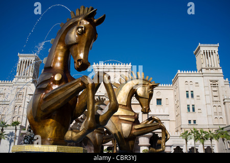 Kunstvolle Statuen von Pferden am Eingang zum Luxus Hotel Al Qasr Madinat Jumairah Resortanlage in Dubai Vereinigte Arabische Emira Stockfoto