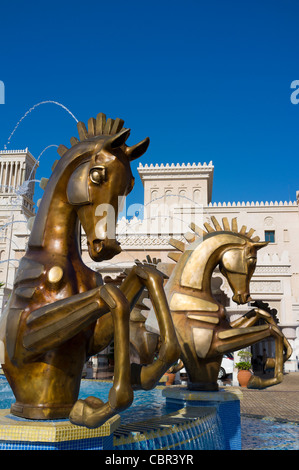 Kunstvolle Statuen von Pferden am Eingang zum Luxus Hotel Al Qasr Madinat Jumairah Resortanlage in Dubai Vereinigte Arabische Emira Stockfoto