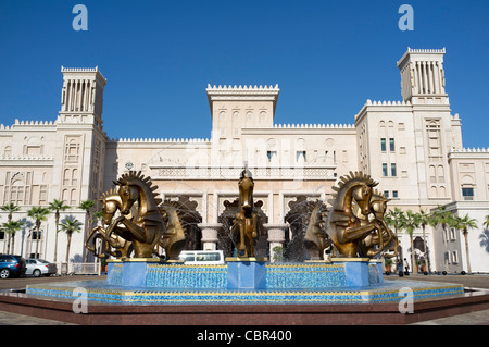 Kunstvolle Statuen von Pferden am Eingang zum Luxus Hotel Al Qasr Madinat Jumairah Resortanlage in Dubai Vereinigte Arabische Emira Stockfoto