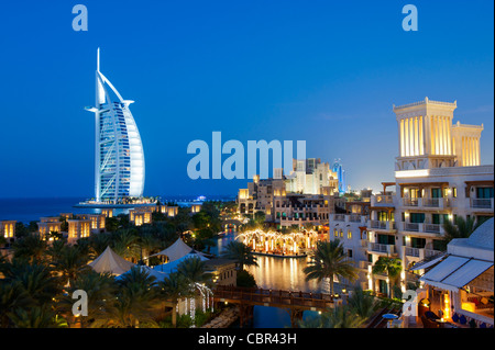 Ansicht des Resort-Hotels im Jumeirah Madinat und Burj al Arab Hotel in der Nacht in Dubai in Vereinigte Arabische Emirate Stockfoto