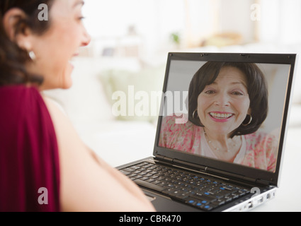 Mutter und Tochter sprechen über video-chat Stockfoto