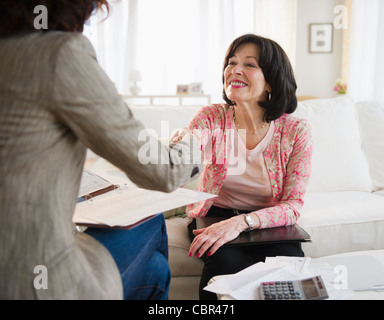 Frau Händeschütteln mit Finanzberater Stockfoto