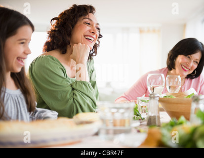 Familie beim Abendessen zusammen Stockfoto