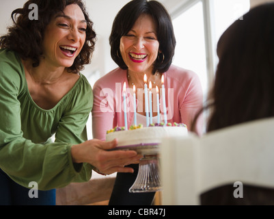 Großmutter und Mutter Tochter Geburtstagskuchen verleihen Stockfoto