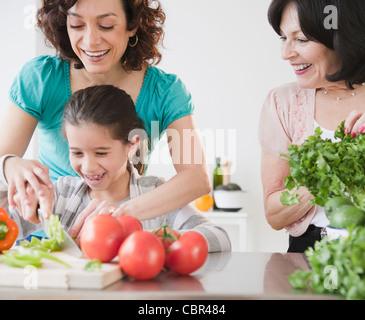 Familie gemeinsam kochen Stockfoto