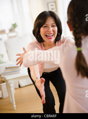 Großmutter umarmt Enkelin Stockfoto