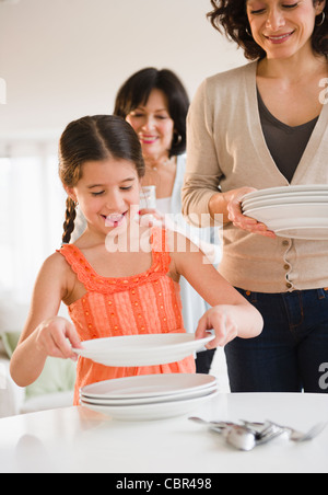 Familie gemeinsam den Tisch decken Stockfoto