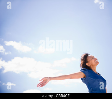 Unbeschwerte schwarze Frau Stockfoto