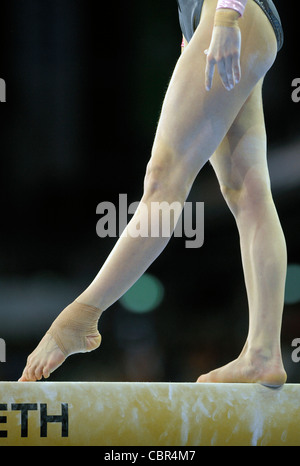 Ein zugeschnittenes generische Bild von einer künstlerischen Gymnast... Foto von Alan Edwards A beschnitten allgemeines Bild von einer Turnerin am Balken Stockfoto