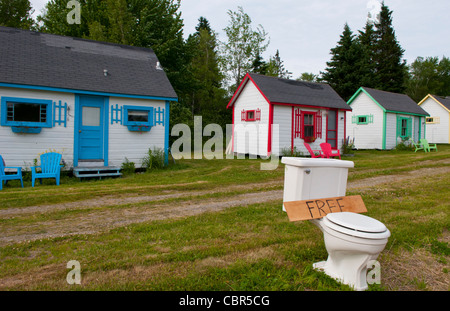 Eastport Maine an Grenze zwischen Kanada und Maine mit leuchtenden Farben der Hütten abstrakt mit seltsamen Toilette FREE Stockfoto