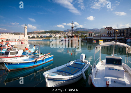 Angelboote/Fischerboote in den venezianischen Hafen, Rethymnon, Kreta, Griechenland. Stockfoto