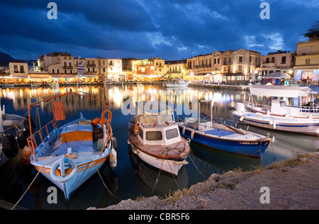 Über den venezianischen Hafen von Rethymnon, Kreta, Griechenland Dämmerung. Stockfoto