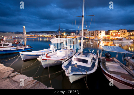 Über den venezianischen Hafen von Rethymnon, Kreta, Griechenland Dämmerung. Stockfoto