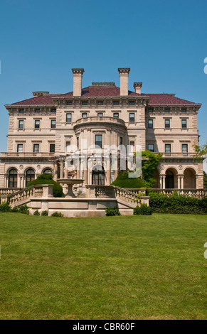 Newport Rhode Island berühmten The Breakers auf dem Villen-Laufwerk Stockfoto