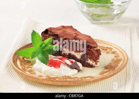 Leckere Schokoladentorte mit Kakaopulver bestreut Stockfoto
