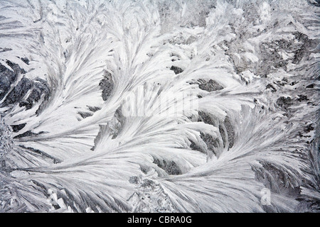 Frostigen Muster auf ein Fensterglas Stockfoto