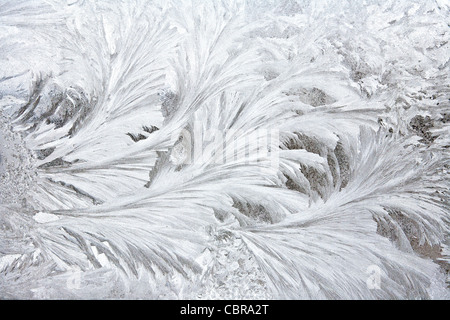 Frostigen Muster auf ein Fensterglas Stockfoto