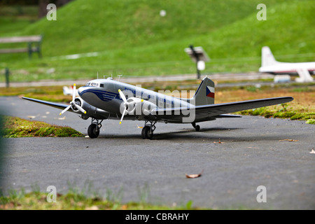 Modell der Transporter Flugzeug DC-3 Dakota im Boheminium Park in Marianske Lazne. Im 20. September 2011 im Bild Stockfoto