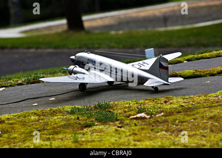 Modell der Transporter Flugzeug DC-3 Dakota im Boheminium Park in Marianske Lazne. Im 20. September 2011 im Bild Stockfoto