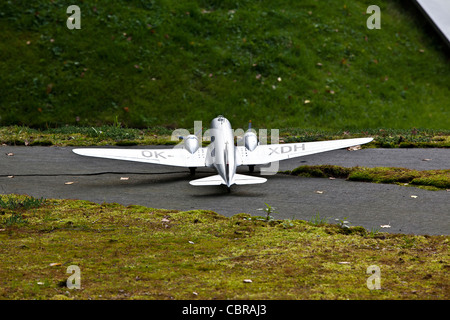 Modell der Transporter Flugzeug DC-3 Dakota im Boheminium Park in Marianske Lazne. Im 20. September 2011 im Bild Stockfoto