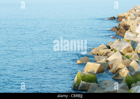 Wellenbrecher gebaut mit Betonsteinen am Hafen von Llanes, Asturien, Spanien Stockfoto