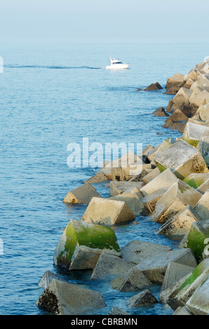 Wellenbrecher gebaut mit Betonsteinen am Hafen von Llanes, Asturien, Spanien Stockfoto